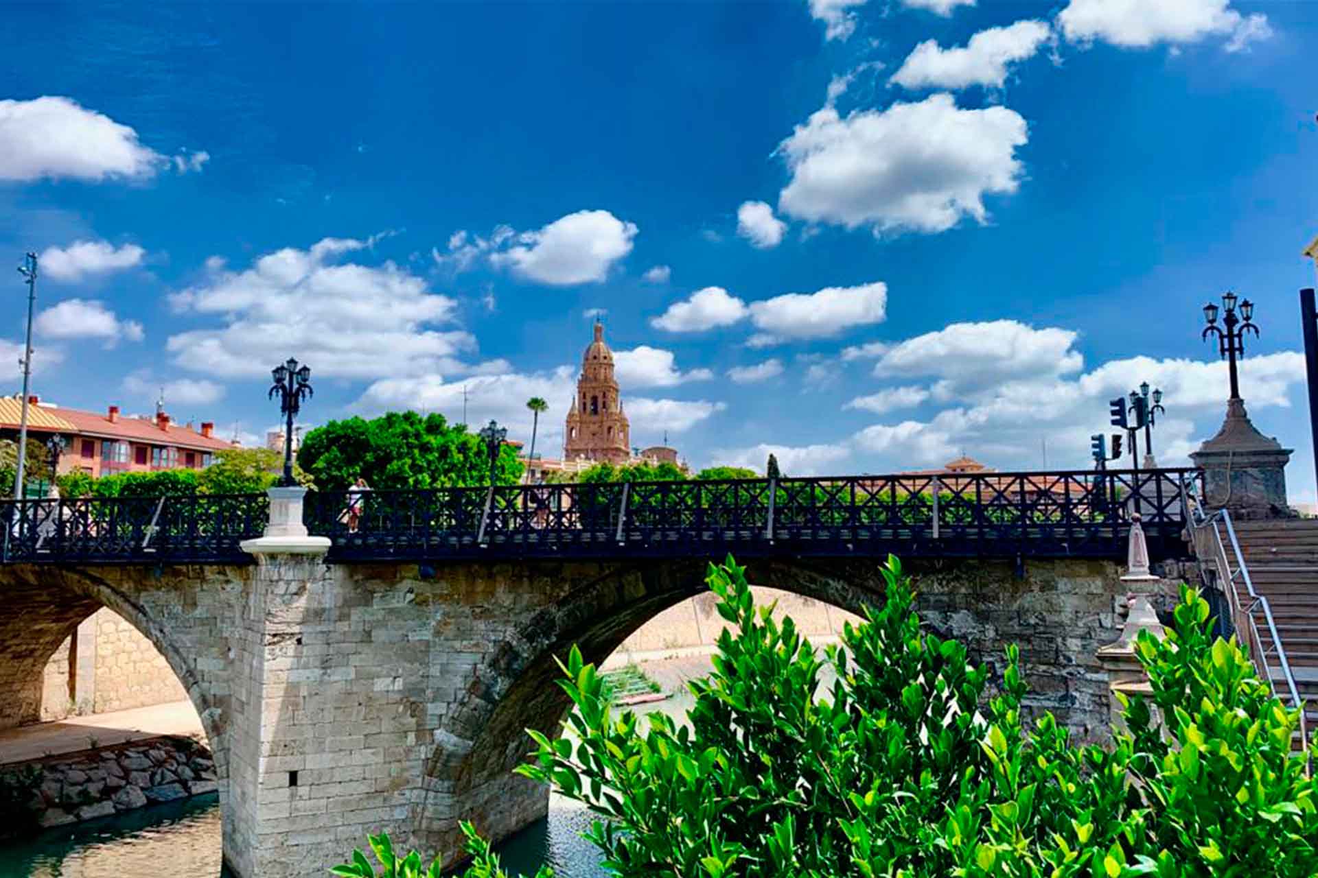 Fotografía del Puente de los Peligros y torre de la Catedral de Murcia