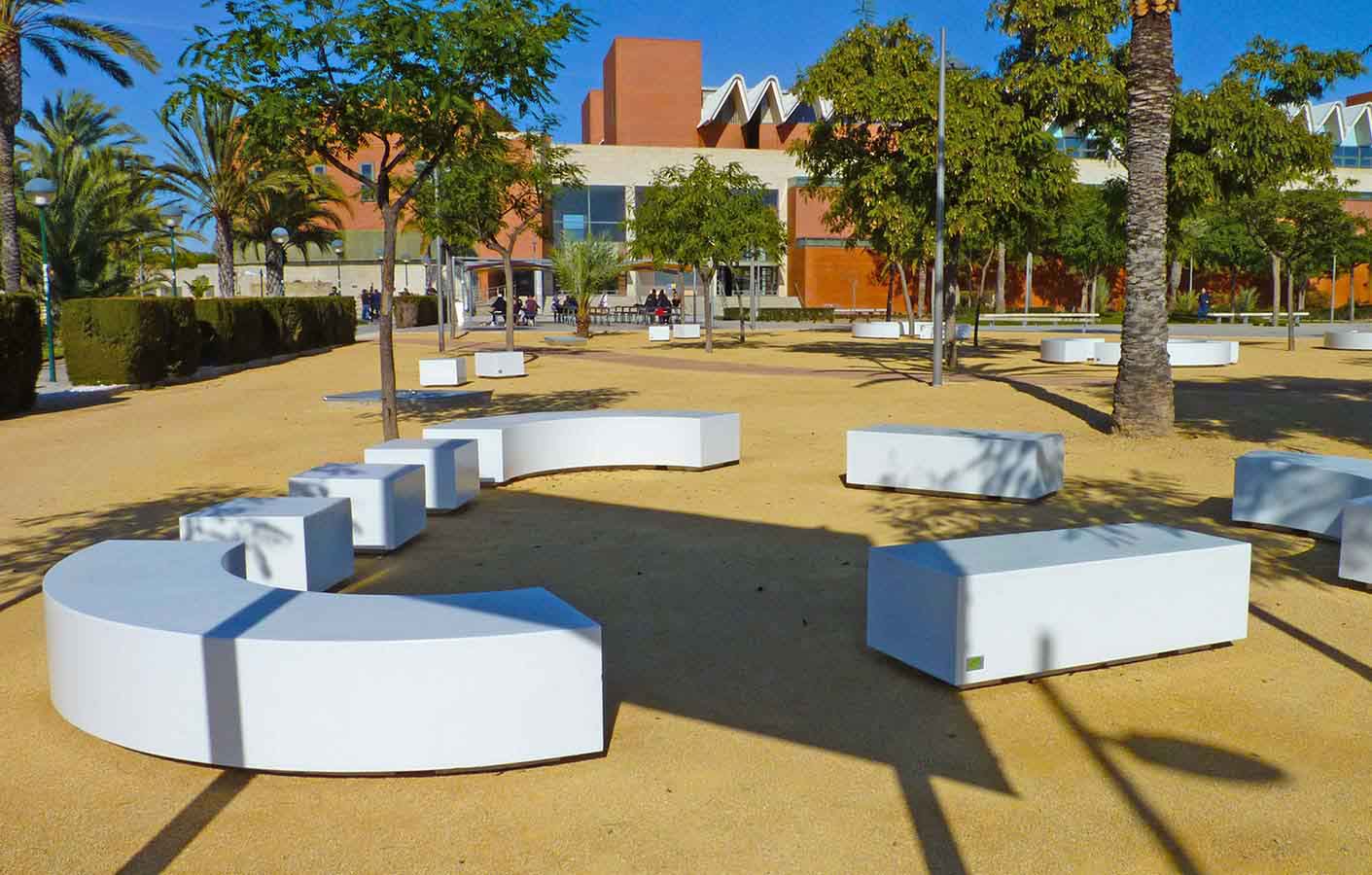Bancos Taray semicirculares, asientos y cubo creando espacios de encuentro en la Universidad de Alicante, en los jardines de las instalaciones